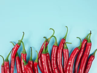 Poster Chilischoten isoliert auf blauem Hintergrund. Red Hot Chili Peppers als Zutat der asiatischen und mexikanischen Küche und Gewürze © Maule