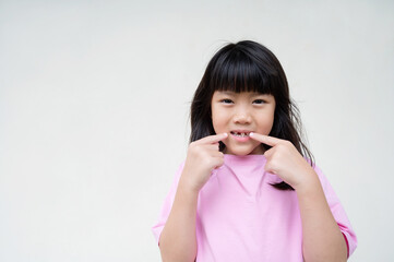 kid broken tooth, asian girl smiling