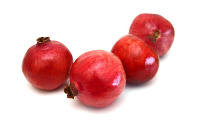 Fototapeta na wymiar pomegranate isolated on the white background 