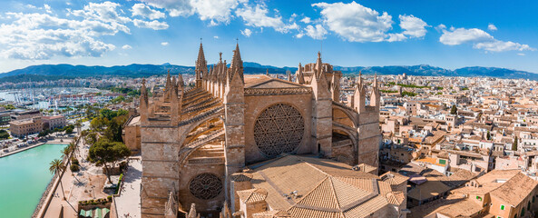Fototapeta Aerial view of La Seu, the gothic medieval cathedral of Palma de Mallorca in Spain obraz