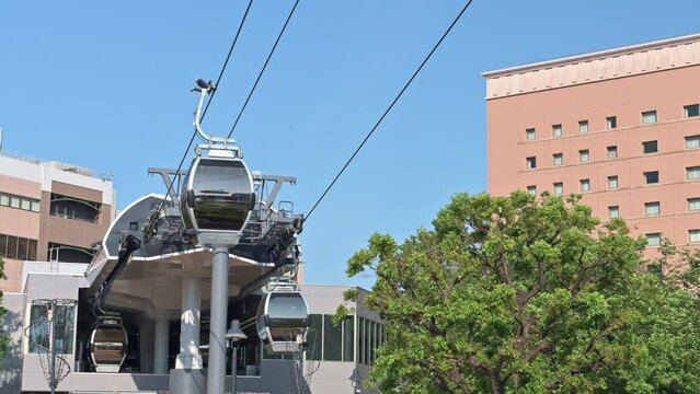 神奈川県横浜市西区みなとみらいの街中を通るロープウェイ