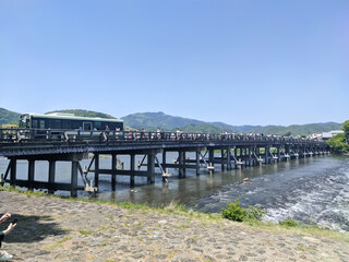 Fototapeta na wymiar 晴れた日の観光シーズンの嵐山の渡月橋