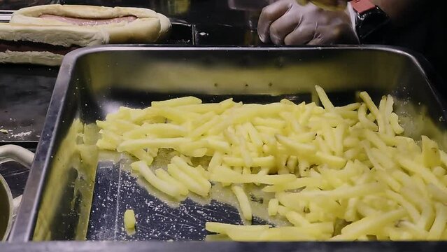 vendedor callejero repartiendo exquisitas papas fritas
