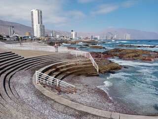 Vista de paisaje marino con escaleras