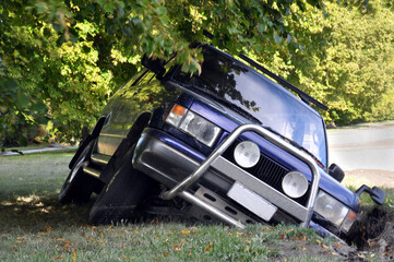 Earthquake - Car falls into a crack during devastating Quake