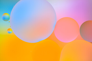 カラフルな背景に浮かぶ水玉