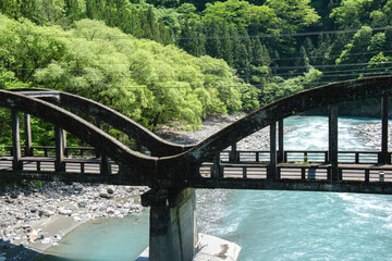 レトロな石橋と河川
