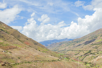 Fototapeta na wymiar paisaje de la sierra peruana, vegetación, cerros, montañas cielo con nubes
