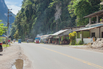 Carretera de pueblo humilde en la sierra medio del paisaje y montañas de la selva