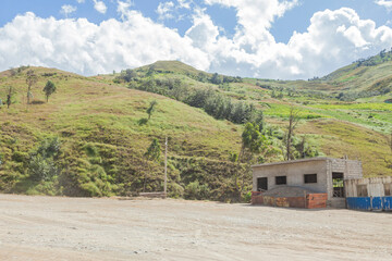Casa de pueblo humilde en la sierra medio del paisaje y montañas de la selva