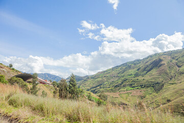 paisaje de la sierra peruana, vegetación, cerros, montañas cielo con nubes