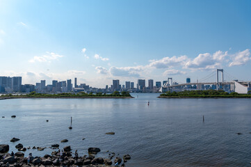 Obraz premium 東京都港区台場から見た東京湾を望む都市景観