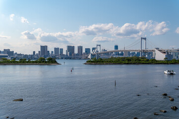 東京都港区台場から見た東京湾を望む都市景観