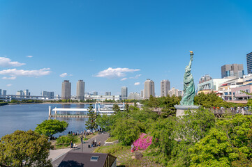 東京都港区台場から見た東京湾を望む都市景観