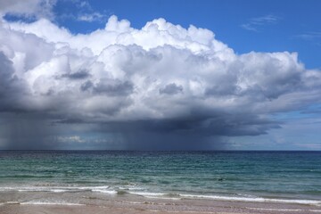 Obraz premium Aguacero sobre el mar