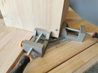 Use corner clamps to work with wood