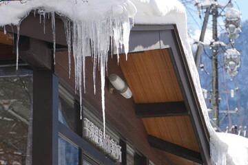 日本家屋の氷柱