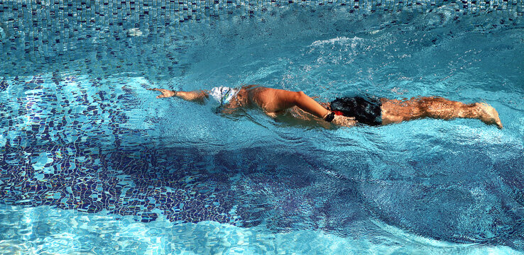 Male swimmer training in the swimming pool.