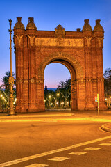 Fototapeta premium The Arc de Triomf in Barcelona at dawn