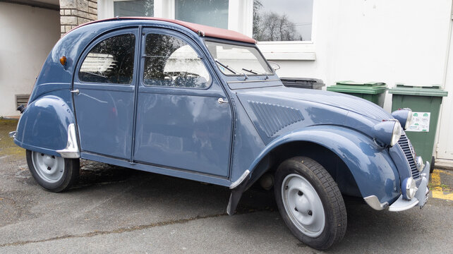Citroen 2CV car old timer fifties vintage collector french historical vehicle