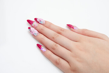 ネイルをした若い女性の手