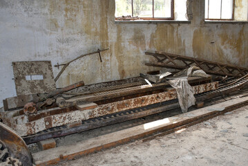 Pumpwerk, Pumpstation, aufgelassen, Lost Place, Rohre, Rohr, Bank, Werkbank, Holzbank, Kasten,...