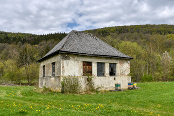 Obraz premium Pumpwerk, Pumpstation, Haus, Fenster, aufgelassen, Lost Place, desolat, eingeschlagen, vernagelt, Fensterglas, Fensterscheiben, Sprung, Mauer, Mauerwerk, Einsturzgefährdet, Installation, Urbex, Urban 