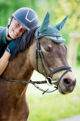 Gl&uuml;ckliches M&auml;dchen mit Pferd