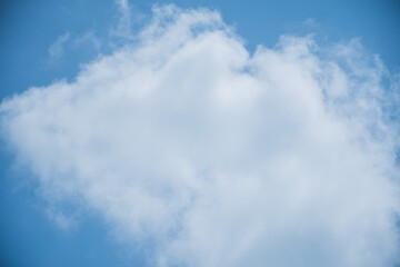 空を見上げたら変わった形の雲が浮かんでいました。