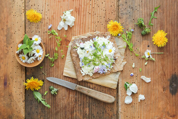 Frühstück essbare Blüten und Blätter auf dem Brot Wildkräuter Frühling Sommer Butterbrot