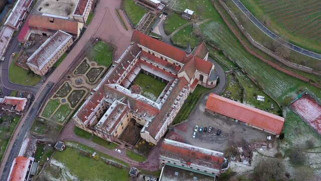 Drohnenflug, Drohnenaufnahme vom Kloster Bronnbach mit Schlossgarten und Kirche, Winter, leichter Schnee, Wertheim, Baden-W&uuml;rttemberg, Deutschland