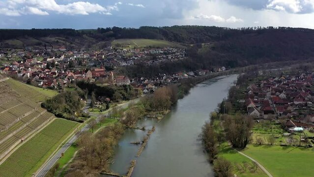 Drohnenaufnahme, Drohnenflug, Film von oben, &uuml;ber den Main mit Blick auf die Ritterburg, Schloss von Homburg am Main, Weinberge, Bayern, Deutschland