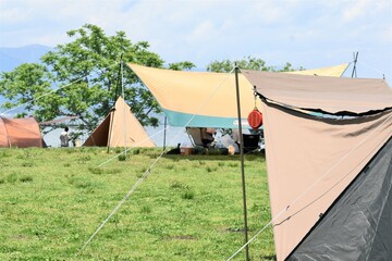 キャンプのテント,琵琶湖畔,日本の風景 © BJ