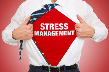 Geschäftsmann zeigt Schriftzug Stress Management unter Hemd