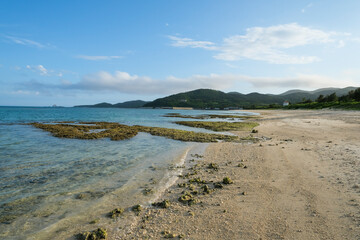 長い砂浜が続く久米島のイーフビーチ