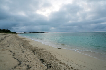 Fototapeta premium 長い砂浜が続く久米島のイーフビーチ