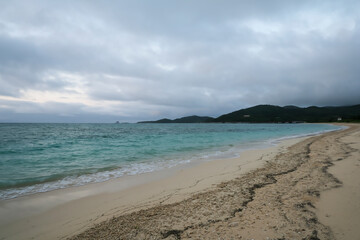 Fototapeta na wymiar 長い砂浜が続く久米島のイーフビーチ
