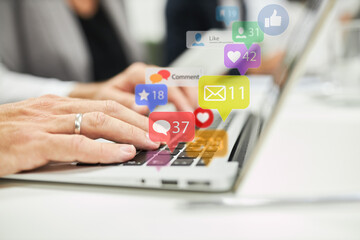 Hände auf Tastatur mit bunten Social Media Icons