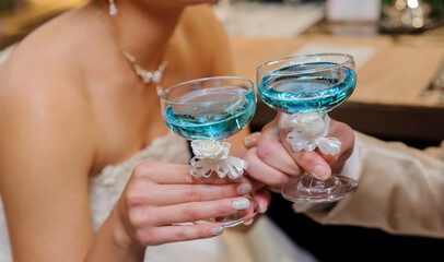 結婚式　乾杯する新郎新婦	グラスを合わせる　祝杯