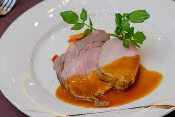 レストランの料理　肉のメインディッシュ