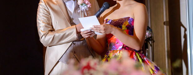 結婚披露宴　親への手紙を読む花嫁 - obrazy, fototapety, plakaty
