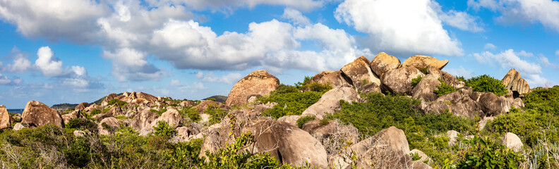 British Virgin Islands, Virgin Gorda auf den in der Karibik. Felsen und ein blauer Himmel mit Wolken, Panorama.