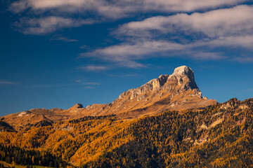 Plakat Autumn in the Italian Dolomites. The most beautiful time of the year to visit this place. Beautiful colors and breathtaking views. Mountain peaks above the valleys.