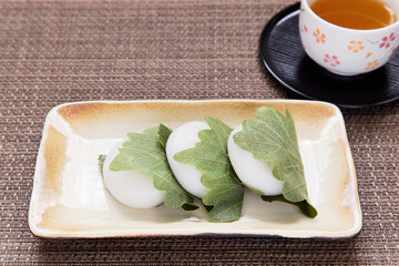 和風のお皿に乗せた柏餅が3個とほうじ茶