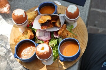 Oeufs coque accompagnés de gaspacho et de mouillettes, ville de Bourges, département du Cher, France