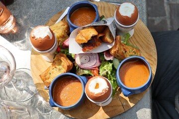 Oeufs coque accompagnés de gaspacho et de mouillettes, ville de Bourges, département du Cher,...