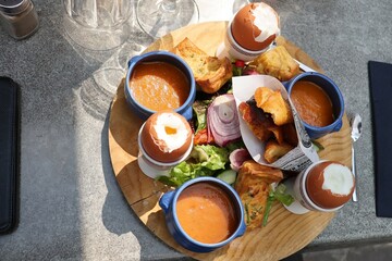 Oeufs coque accompagnés de gaspacho et de mouillettes, ville de Bourges, département du Cher, France