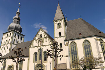 Fototapeta premium Große Marienkirche im westfälischen Lippstadt; Blick von Süden auf Westturm, Langhaus, Querhaus, Osttürme und Chor