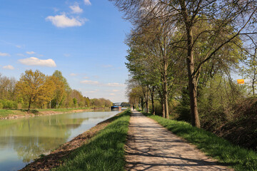 Fototapeta na wymiar Frühling am Dattel-Hamm-Kanal bei Uentrop