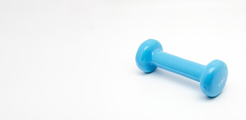 Mancuerna de color azul sobre fondo blanco para una sesión de deporte, fitness